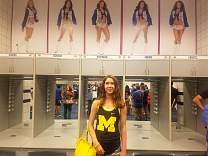 20170901_06cheerleaderslockerroom.jpg